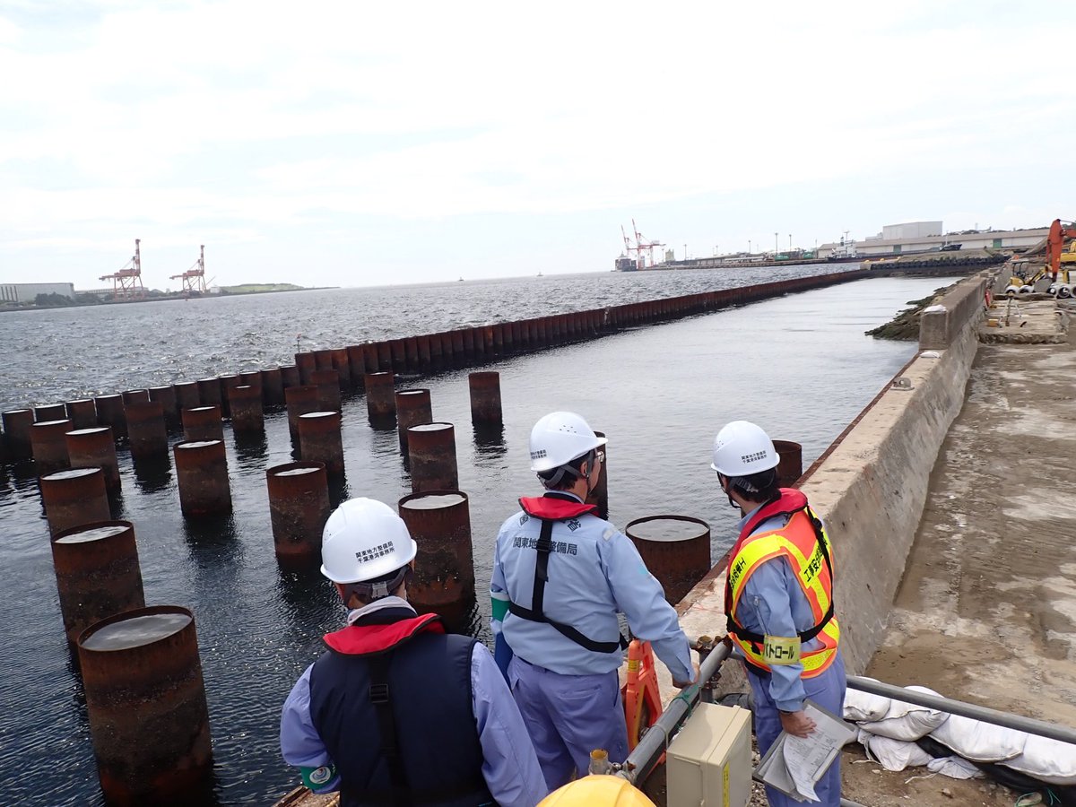 工事現場の安全パトロールを実施しました。
当事務所は千葉港で港湾整備事業および海岸保全施設整備事業をおこなっています。
#千葉港湾事務所