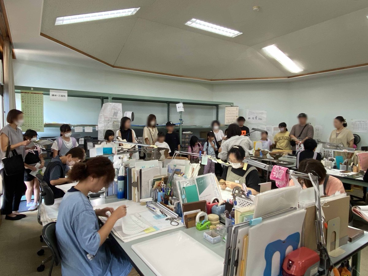 maibunkikaku's tweet photo. ③作業の見学
📷📷　実際に行っている整理作業の様子の見学と合わせて、整理作業中の遺跡について実際に調査員からお話が聞けちゃいます！みんな興味津々ですね。 https://t.co/8ufWeQDnUp