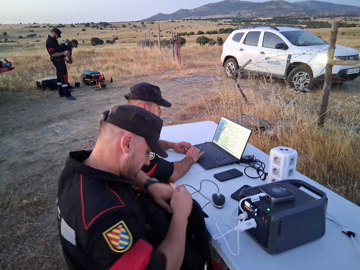 Defensagob's tweet photo. Equipos especializados de la @UMEgob despliegan drones en Ávila para evaluar el trazado de la tubería afectada. Las primeras imágenes aéreas ya están siendo analizadas para facilitar las labores de reparación. https://t.co/556zdz4dMk