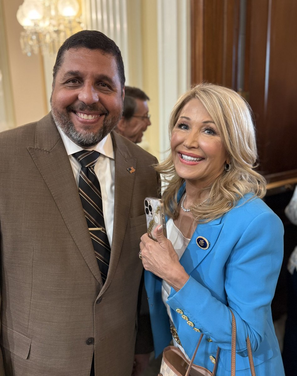 munozforva's tweet image. Great day on Capitol Hill talking w/ lawmakers & citizens about making Loudoun County safer for kids, standing up for parental rights, promoting fiscal responsibility, & demanding transparency in government. Let’s bring common sense back! 🇺🇸
#CommonSenseLeadership #MunozforVA