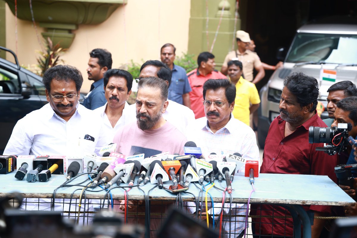 Murali Appas (@muraliappas) on Twitter photo கலைத்தாயின் செல்லமகனுக்கு ஆஸ்கர் தரும் கவுரவம் 🌹
தமிழ்த்தாயின் அன்பு மகனுக்கு
கலைமகள் சூட்டும் மணிமகுடம்
வாழ்த்துக்கள் தலைவா! 😊🙏
<a href="/ikamalhaasan/">Kamal Haasan</a> <a href="/RKFI/">Raaj Kamal Films International</a> <a href="/maiamofficial/">Makkal Needhi Maiam | மக்கள் நீதி மய்யம்</a> கலைத்தாயின் செல்லமகனுக்கு ஆஸ்கர் தரும் கவுரவம் 🌹
தமிழ்த்தாயின் அன்பு மகனுக்கு
கலைமகள் சூட்டும் மணிமகுடம்
வாழ்த்துக்கள் தலைவா! 😊🙏
<a href="/ikamalhaasan/">Kamal Haasan</a> <a href="/RKFI/">Raaj Kamal Films International</a> <a href="/maiamofficial/">Makkal Needhi Maiam | மக்கள் நீதி மய்யம்</a>