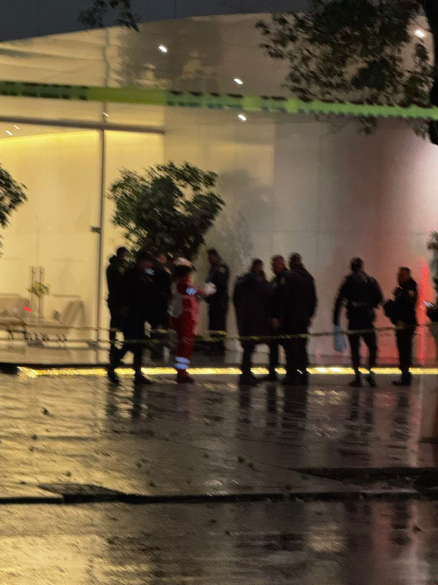 HalconOnce's tweet photo. ULTIMAN A POLICÍA…
Eduardo “N” elemento de la Policía Bancaria Industrial, fue asesinado a balazos cuando se encontraba en la #TorreCarso, ubicada en Bulevar Miguel Ángel Torres de Saavedra colonia #Ganada en @AlcaldiaMHmx.
Un sujeto le disparó de forma directa, al huir le robó el arma de cargo.
En el lugar oficiales de @SSC_CDMX, quien mediante cámaras de vigilancia del conjunto residencial indagan para dar con el responsable.