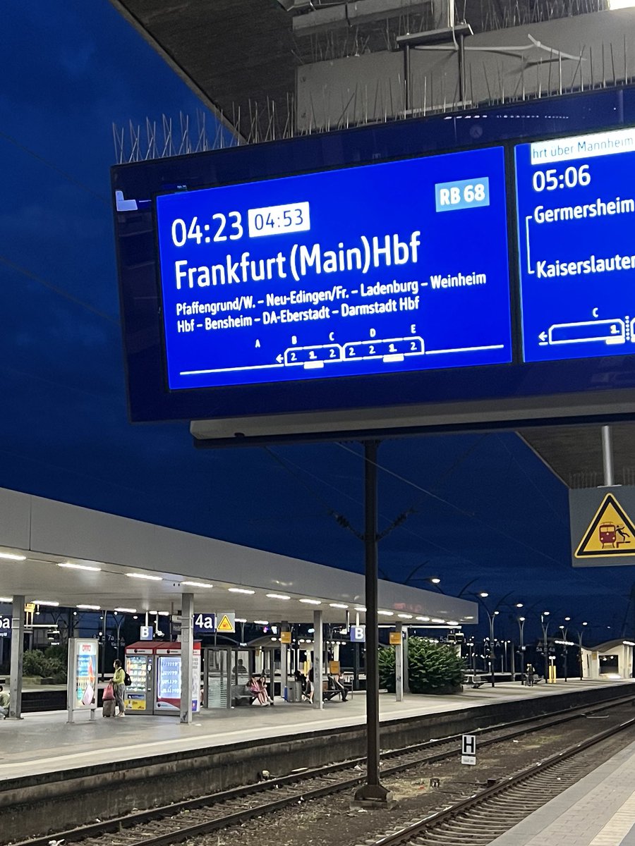 TimTugendhat's tweet image. Ich hätte mich fast über die Verspätung geärgert, aber es stellte sich raus mein Anschluss in Frankfurt fällt eh aus, also no harm done 🥲