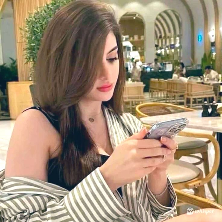 نفسي اعرف وش الفرق بيني وبين القمر !؟😇