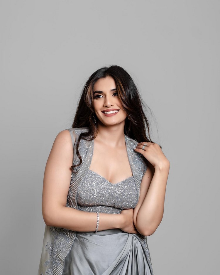 🧡 or 🩶

#DivyanshaKaushik