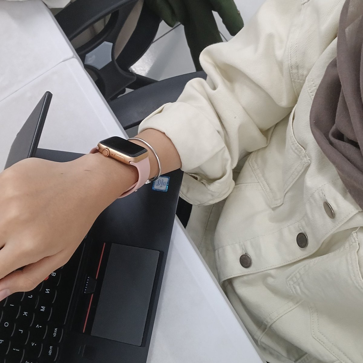 cakemoroll's tweet image. ini kalender kantor gw semua tanggalnya warna hitam deh