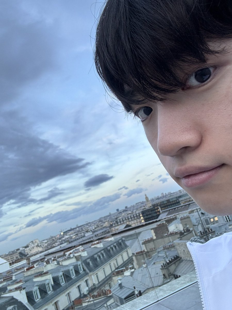 올해도 벌써 거의 반이 다 지나갔네요
늘 그렇듯 팬분들 덕분에 즐겁게 지내고 있습니다
7월도 MSI, EWC, 홈그라운드 등 바쁜 일정의 연속이긴 하지만 팬분들의 응원에 힘입어 즐겁게 잘 하고 오겠습니다!

항상 감사합니다. 😋 파이팅!