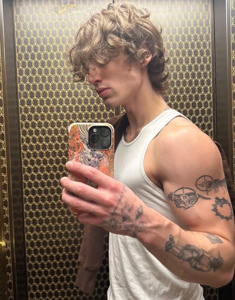 o biceps estourando, o maxilar marcada, o cabelo brilhando?????
