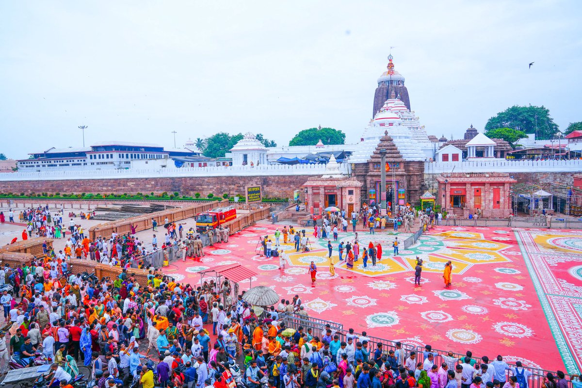 जयतु जगन्नाथो देवः, सर्वलोकनमस्कृतः।
पापानि हरतु नित्यं, भक्तानां सुखदायकः॥

श्री जगन्नाथ रथ यात्रा की हार्दिक शुभकामनाएँ। महाप्रभु जगन्नाथ जी सभी के जीवन में मंगल, आनंद और समृद्धि प्रदान करें।

#shrijagannath