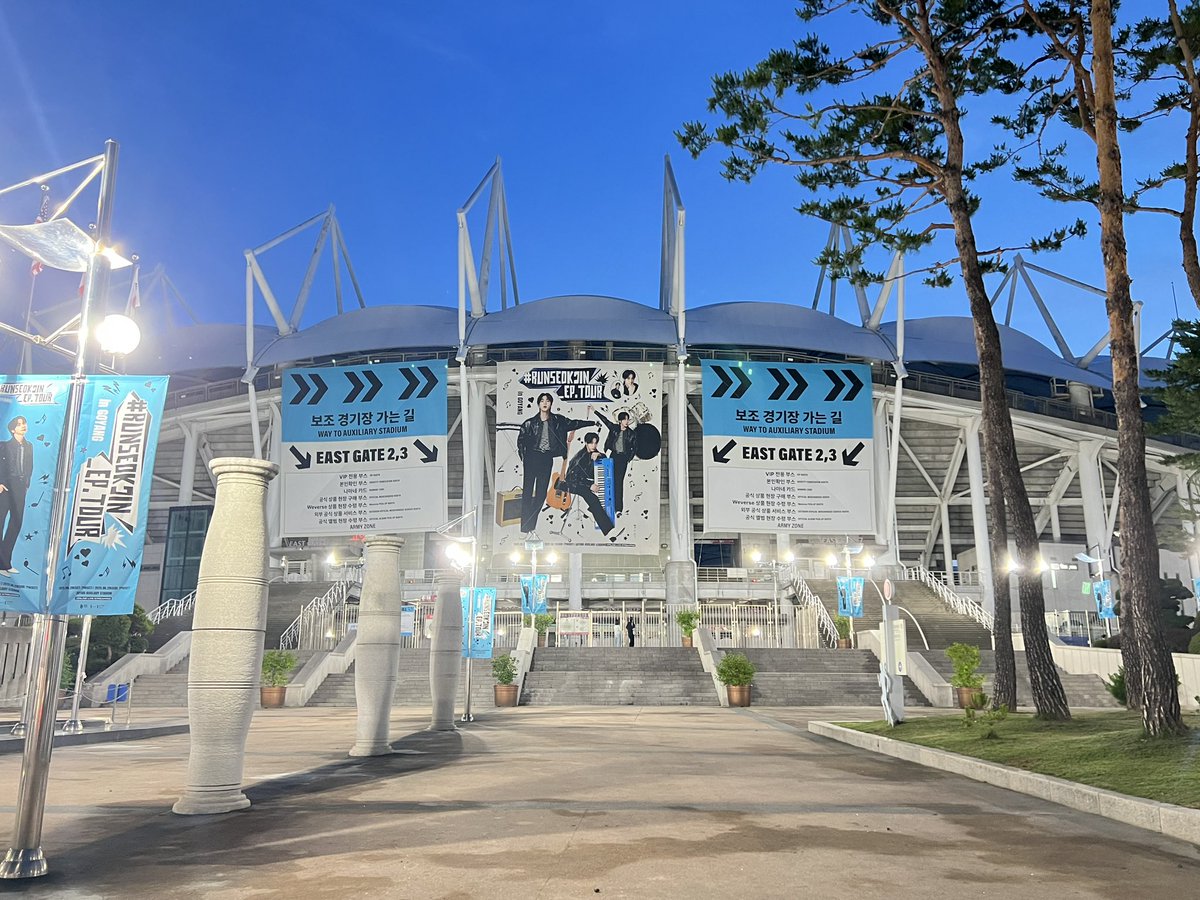 Last night I stopped by the Goyang Aux Stadium and an elderly couple from the neighborhood came up and asked us how much the tickets were. I explained they were sold out but that they could watch online. I explained to them about Weverse and they said they’d ask their son. 🥺