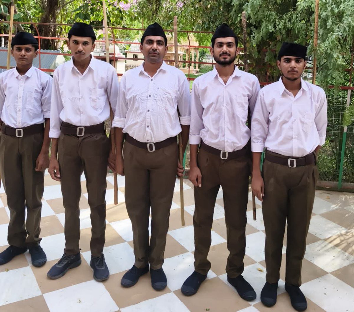 नमस्ते सदा वत्सले मातृभूमे
त्वया हिंदुभूमे सुखं वर्धितोऽहम्।
महामंगले पुण्यभूमे त्वदर्थे
पतत्वेष कारोबार नमस्ते नमस्ते।।
राष्ट्र सेवा में नई टीम