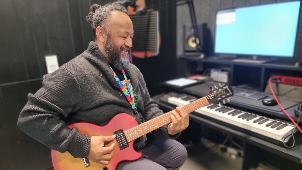 chchLibLearning's tweet image. How awesome is this!? Library members can book and use this awesome electric guitar in the Matatiki music studio! Come and make some music @L2_S2S @LoudinLibraries @Makerspaces_com @Music #CommunityDriven #libraries