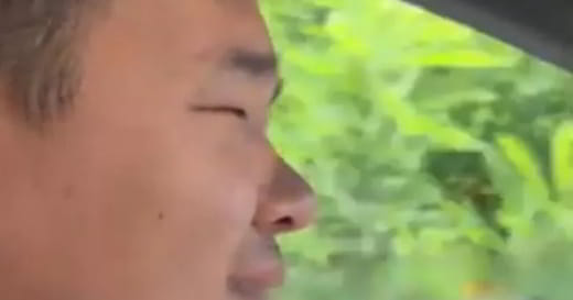 AnguilleSR's tweet photo. Un Chinois aux petits yeux déclenche toujours l'alerte de la voiture « endormie au volant » https://t.co/vqXDHJG2zD https://t.co/ohXiGFCkNg
