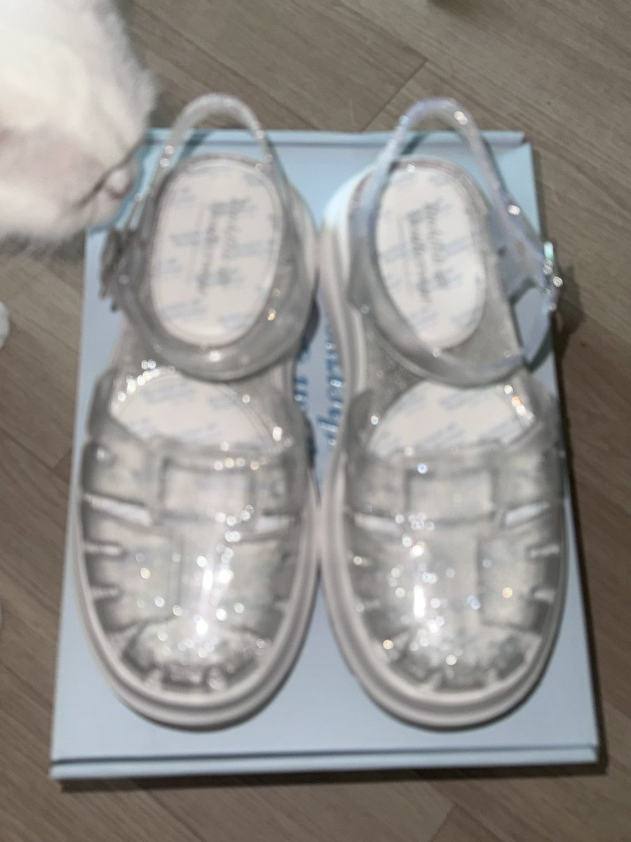 새로 산 여름샌들 젤리슈즈가
너무 이뻐서 하룰라라감........💎✨🩵
너무 영롱해....