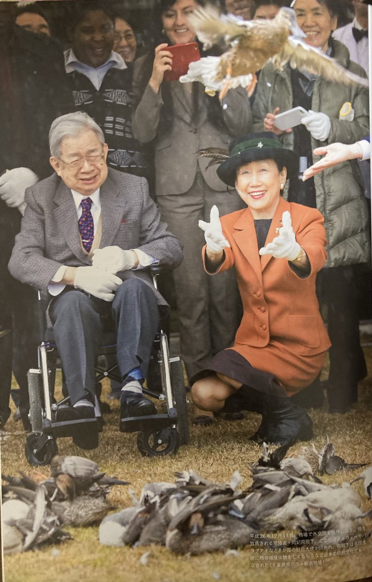 スカートでかがむ時は
華子さまを手本にすると良いです！