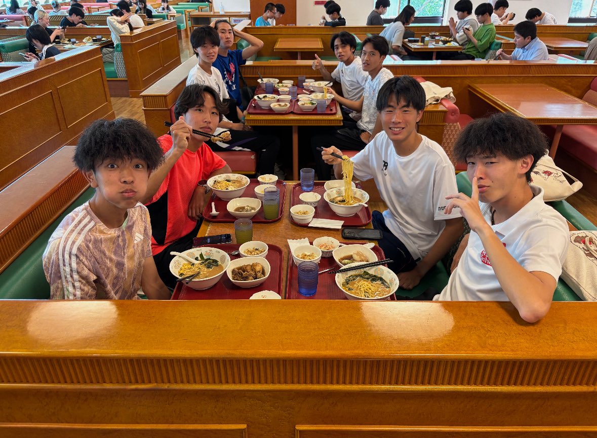 本日の昼食と食事の様子です！

メニューを掲げているのは
窪田　翔（3年生）
熱田聖人（4年生）です。

#日薬陸部ごはん 
#スポーツ栄養
#前代未聞の逆転集団 
#日本薬科大学陸上部