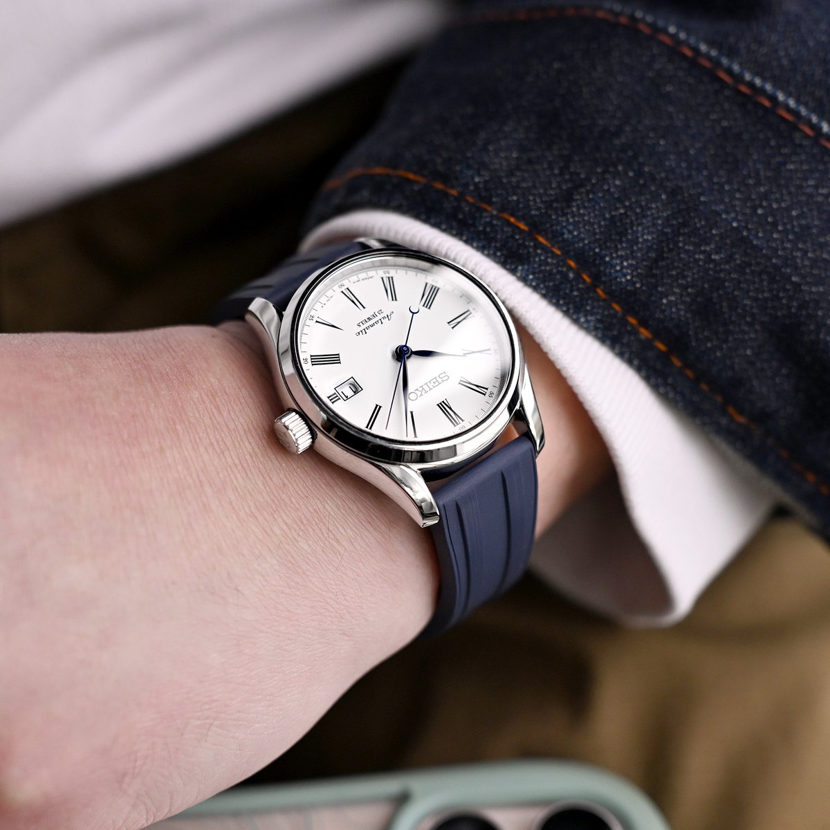 Strapcode's tweet image. ⌚️: Seiko Presage SARX019
Strap: @strapcode⁠
Strap Model: FKM28B
⁠
The SARX019's pristine enamel face contrasts beautifully against a 20mm Navy Blue FKM Rubber watch strap, introducing a sporty element while maintaining the timepiece's refined character.
⁠
#strapcode⁠