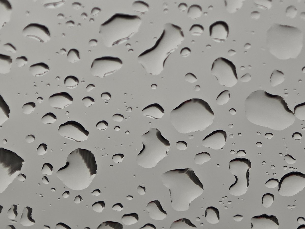 I like the raindrops that stay on the window in rainy days, and taking pictures is also very nice.