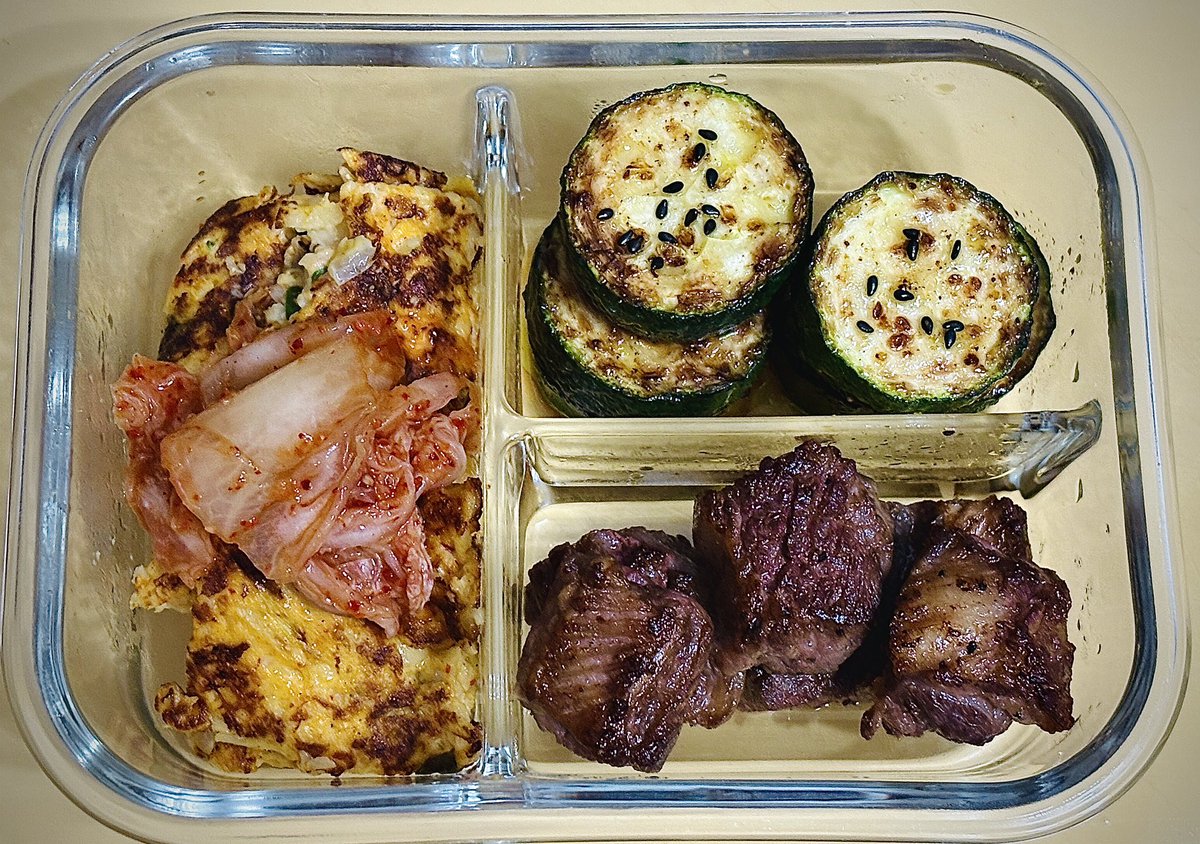 帶便當系列🍱
煎櫛瓜 泡菜土豆絲餅 乾煎牛肋條 
#台南