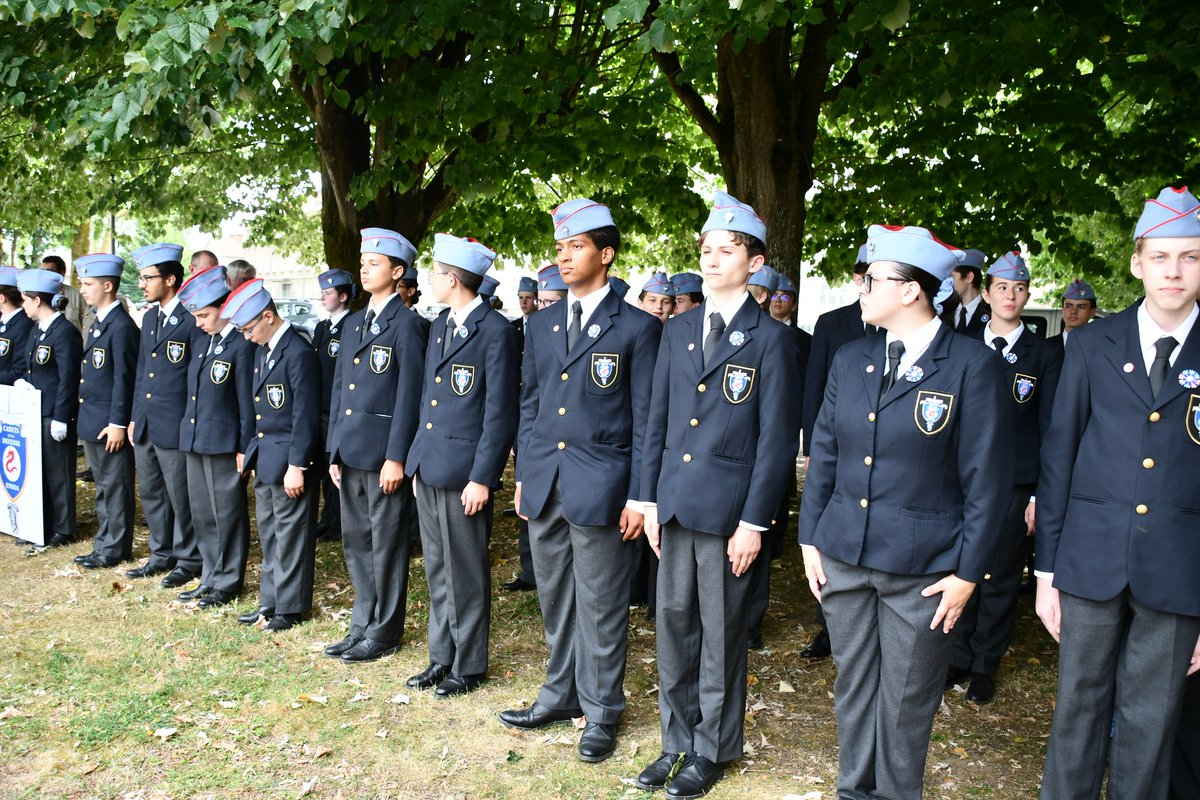 Mercredi  25 juin 2025 : Le drapeau de la 886° Section et une délégation ont accompagné  les Cadets de la Défense lors du fleurissement des tombes du Carré Militaire et  à la cérémonie de leur remise de l'épinglette du Souvenir Français au quartier  Marchand.