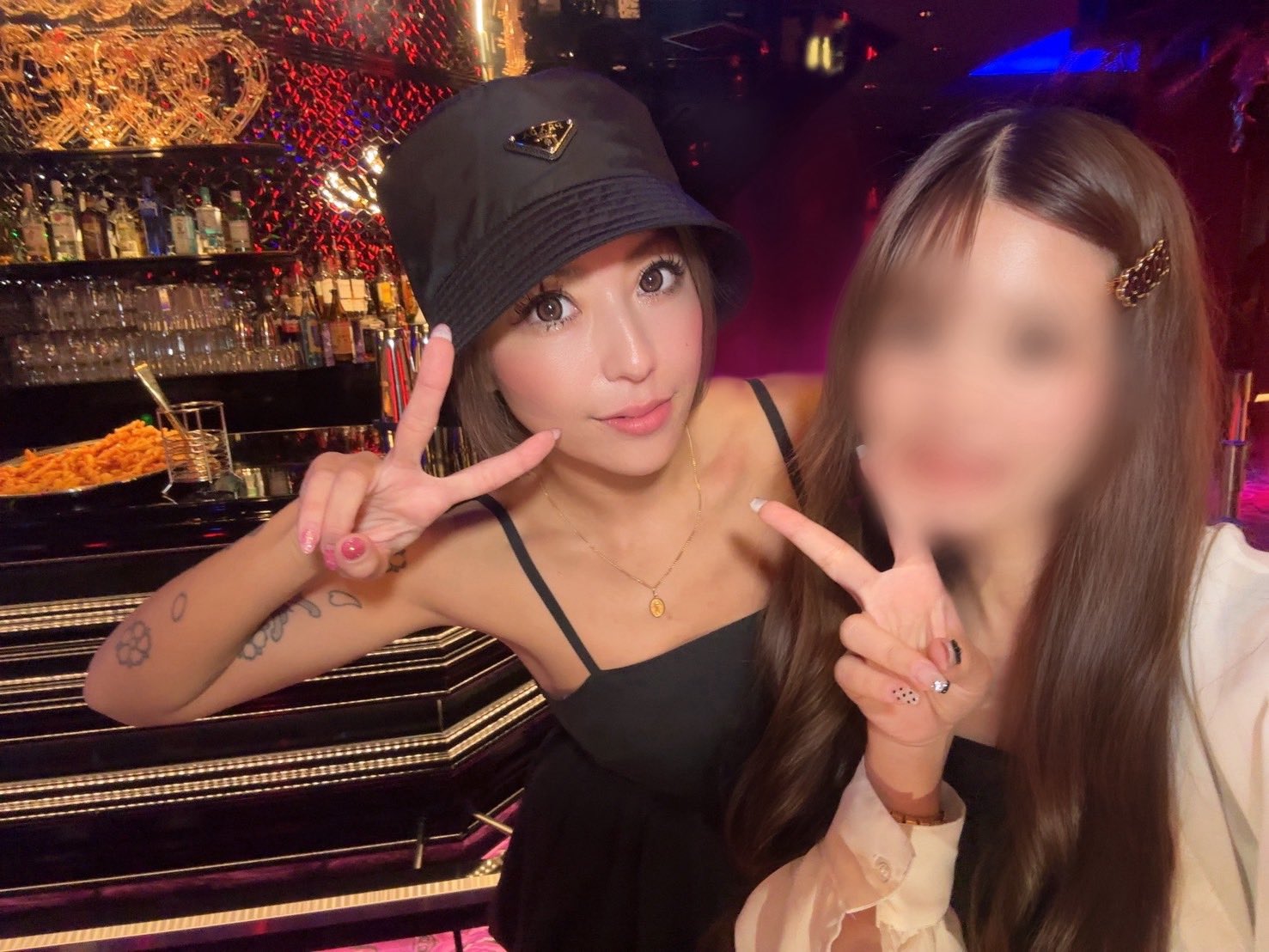 みさちゃんページ❤️ 黒崎みさ | まっくろにピンク壁紙可愛すぎ💗🖤 ⁡最近自撮り盛れ