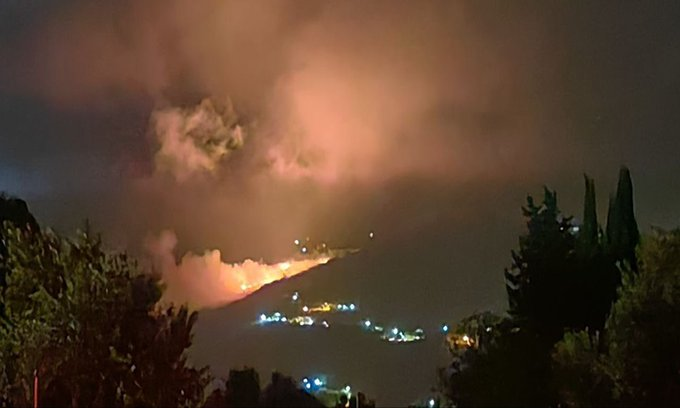 ferozwala's tweet image. Lebanese sources: Fires broke out tonight in the Shawat neighborhood in the town of Aita al-Shaab in southern Lebanon, after the occupation forces targeted it with two artillery shells and two #bombs dropped by a #drone.

#Aita_al_Shaab #Lebanon 
@qudsn