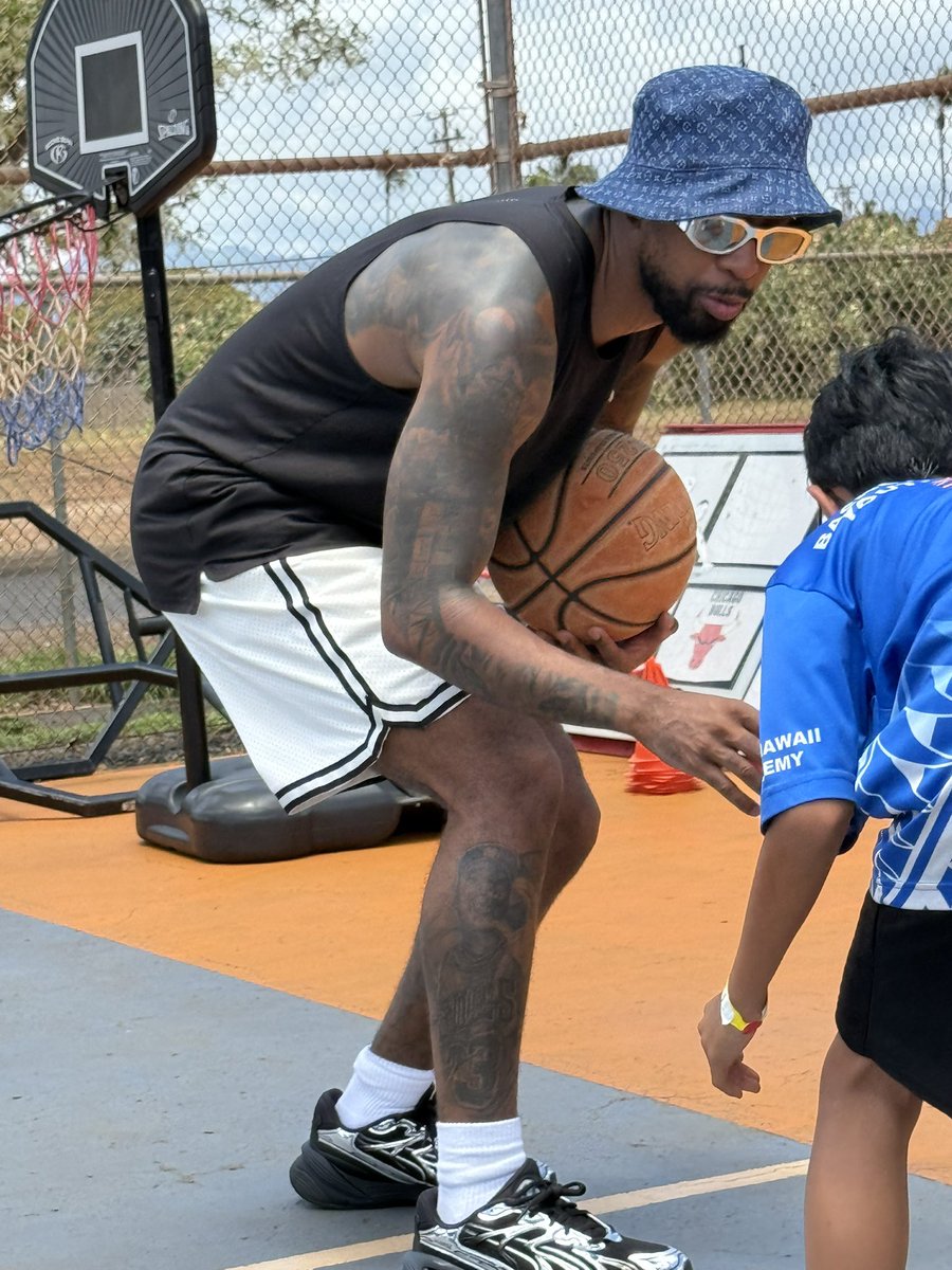 YGCHoops's tweet image. Aloha!
Day 1 of our charity event in Honolulu was a community event at the Basketball Hawaii Youth Academy at Ewa Beach. Coach AL puts on a heck of a youth program/community event. With fighter planes buzzin above us & subs pulling into port, it was a π₯π₯ experience w 200 kids !