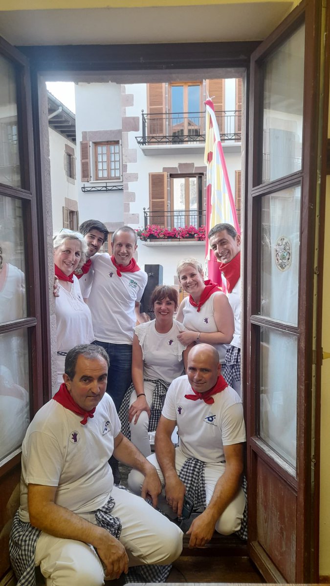 Atzoko txupinazoarekin, Doneztebeko jaiei hasiera eman zieten, Erreka eskubaloi taldearen eta Doneztebe futbol taldearen eskutik.

Bi talde, herri bat! Gora San Pedruk!

Milesker gonbidapenagatik eta ongi pasa!