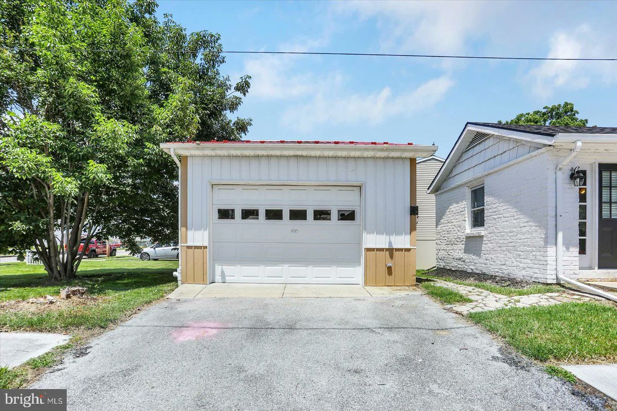 HomeInHanover's tweet photo. 350 Manor Street, Hanover, PA, 17331
3 bed | 2 bath 1855 Sq. Ft.
Active | 266000
https://t.co/p5G4FEdXxk
Charming brick Cape Cod with 3 bedrooms and 2 full baths, offering a flexible and functional floor plan. The recently updated kitchen boasts white cabinetry, granite... https://t.co/k6WrLmUX2K