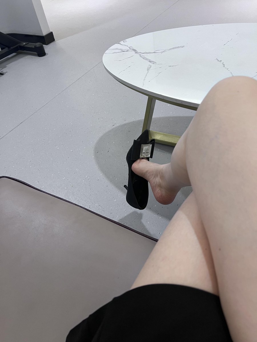 有小狗要舔姨妈的脚底吗？想要的速度来报名哦，先到先舔....