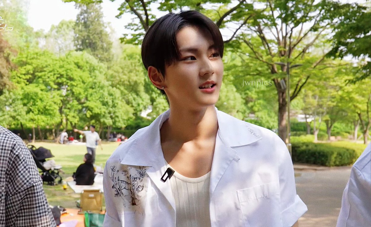 jwnpics's tweet photo. cozy jungwon... he's so pretty ☆ミ🍃 https://t.co/acrXCaMu86