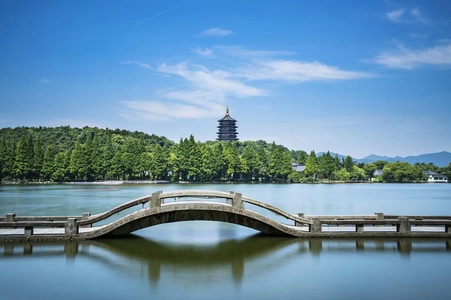 sosoqingge's tweet image. 🌿 Escape to Hangzhou's timeless beauty! Discover the perfect 5-day itinerary covering West Lake's poetry, Song Dynasty tea culture &amp;amp; Qiandao Lake's hidden gems. 🏯🍵 
🔗 gotochinanow.com/guide/hangzhou…

#HangzhouTravel #ChinaGuide #WestLake #TeaCulture #ExploreChina