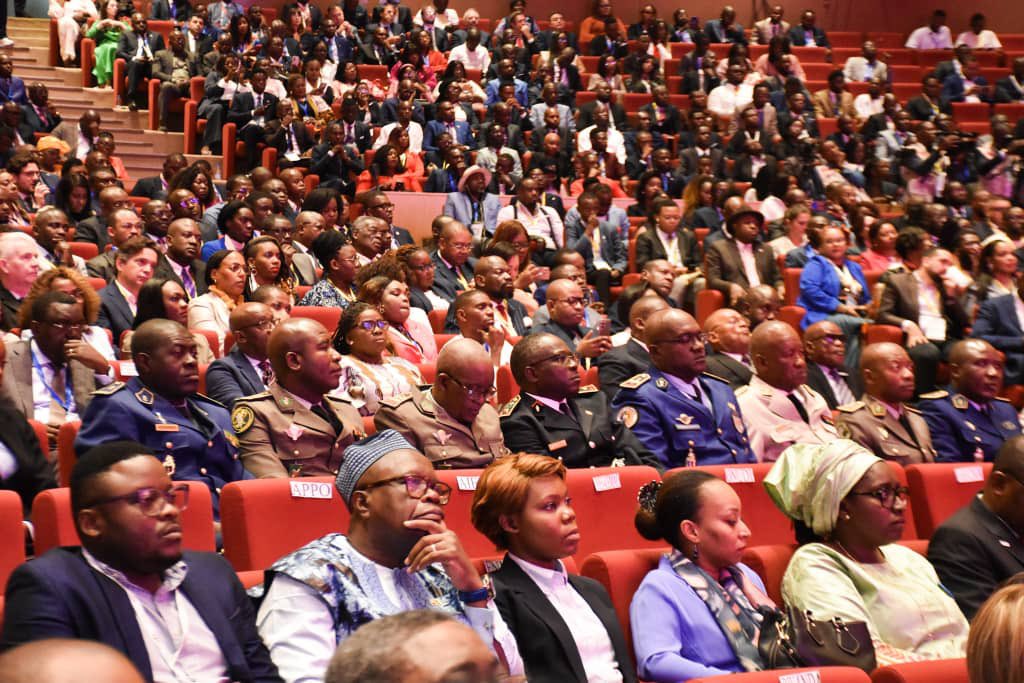 « Par sa vocation de pays de transit, le Congo, dessert l’ensemble des Etats de la Communauté économique et monétaire de l’Afrique centrale (CEMAC) et de laCommunauté économique des Etats de l’Afrique centrale (CEEAC), soit un marché
de 120 millions de consommateurs. Avec une