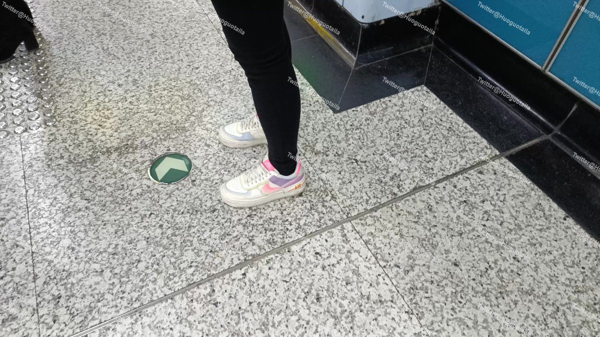 〖街拍系〗地铁里的马卡龙空军一号给你们的，妹纸好像刚健身出来
#街拍 #街拍美女 #耐克 #空军 #匡威 #足控 #足底 #足交 #腳交 #足控福利 #帆布鞋