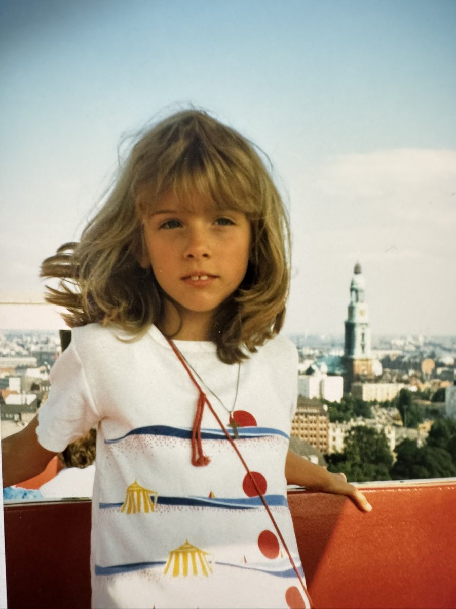 eva_habermann's tweet photo. Mit 7 hab ich angefangen, Bäume zu umarmen. Sie reden nicht zurück, kritisieren nicht und stehen trotzdem immer hinter dir. 🌳💚
#erinnerungen #throback #vintage #retro #kindheit #tbt #kinder #actress #evahabermann #hamburg #berlin #münchen https://t.co/UYkHJyRvtt