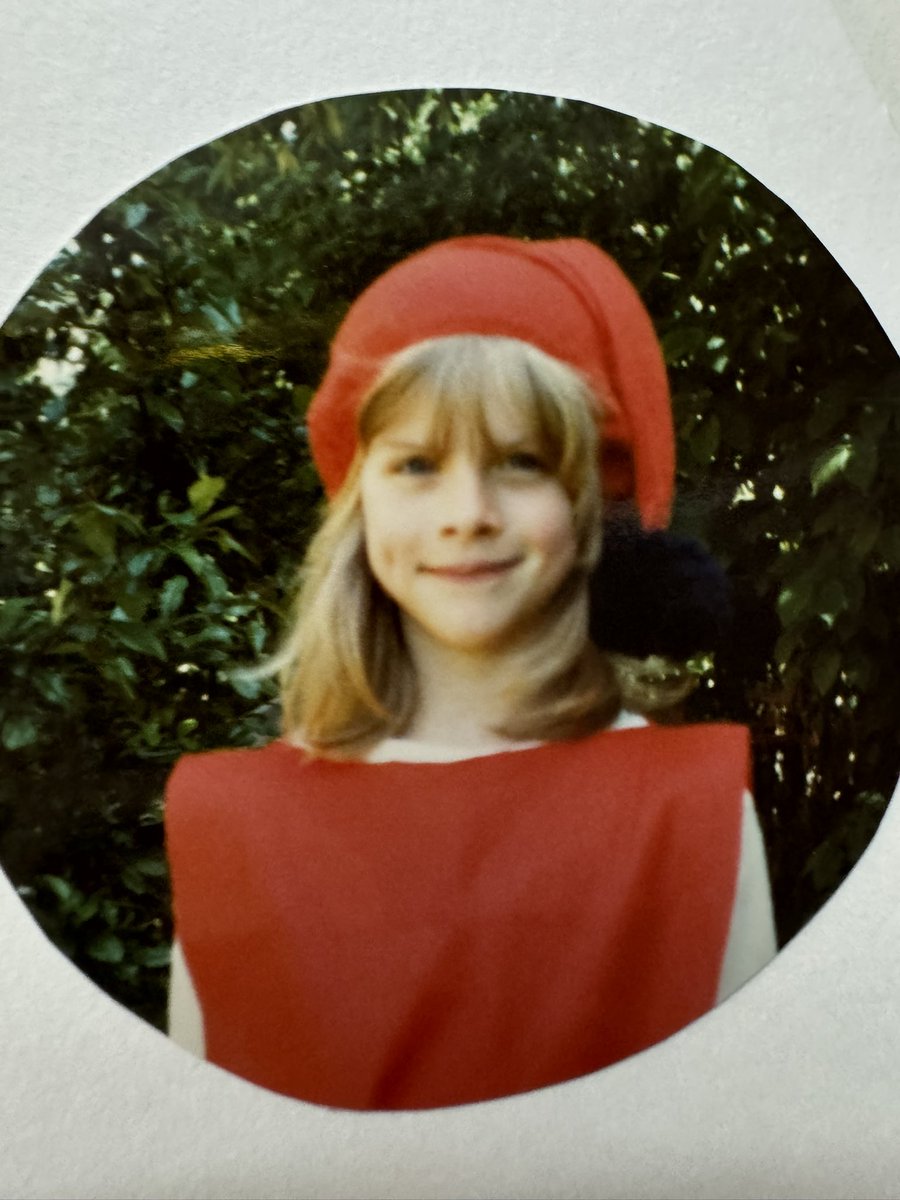 eva_habermann's tweet photo. Mit 7 hab ich angefangen, Bäume zu umarmen. Sie reden nicht zurück, kritisieren nicht und stehen trotzdem immer hinter dir. 🌳💚
#erinnerungen #throback #vintage #retro #kindheit #tbt #kinder #actress #evahabermann #hamburg #berlin #münchen https://t.co/UYkHJyRvtt