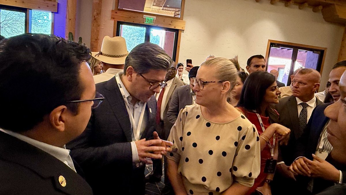 🤝 At the Arizona–Sonora Governors Summit, I had the chance to speak with <a href="/GovernorHobbs/">Governor Katie Hobbs</a> alongside Mexican trade officials.

Her genuine interest in 🇲🇽–🇺🇸 cooperation reflects the power of subnational diplomacy to build bridges where it matters most.

#ArizonaSonora #USMexico