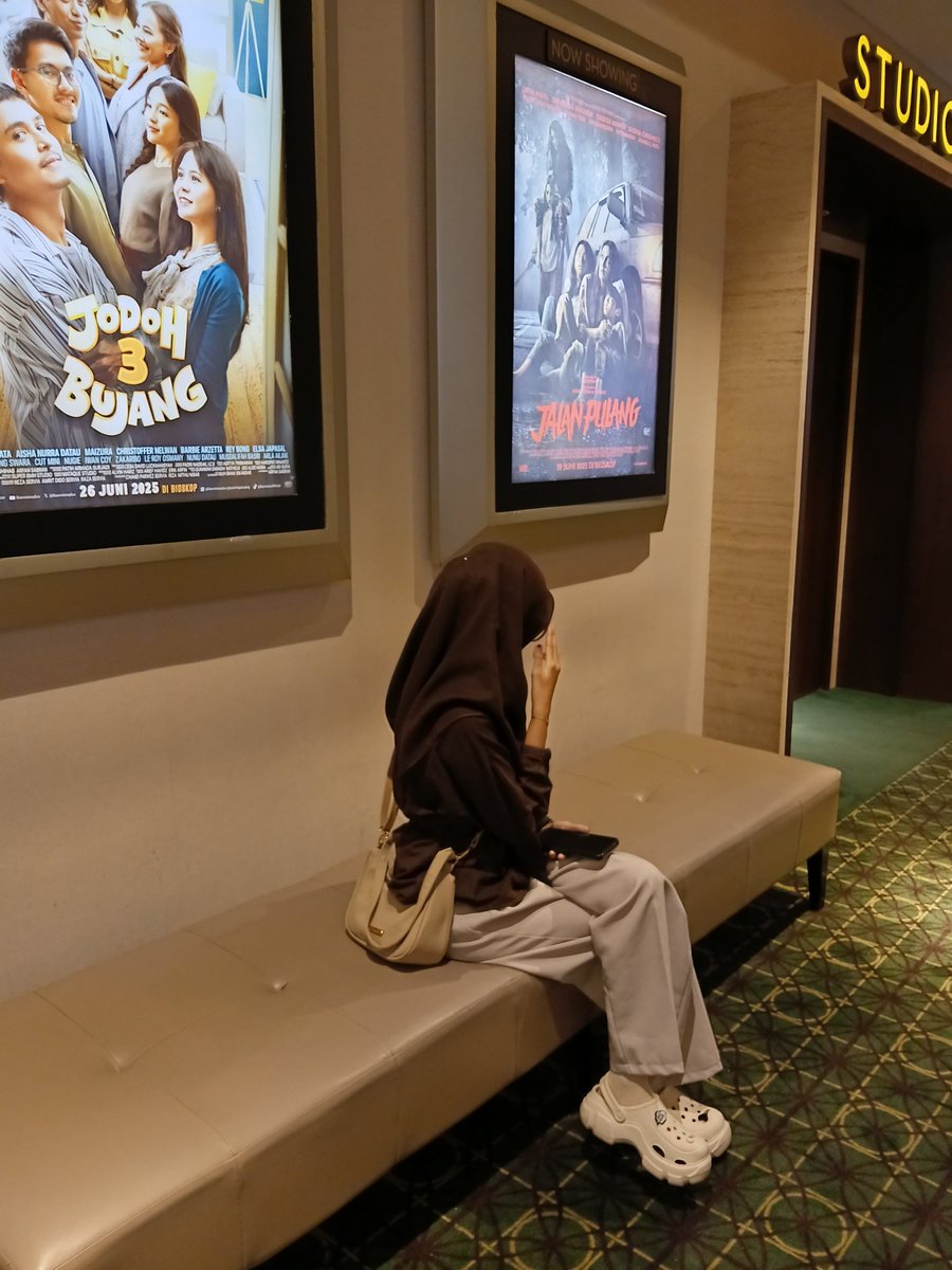 Habis nonton Jodoh 3 Bujang dan aku suka banget.
Film ini pakai bahasa Bugis. Karna aku orang Jawa, jadi kadang bikin loading.
Tapi tetep ngakak, tetep relate, tetep bagus.
Film ini tuh chaos tapi hangat. Suka banget.