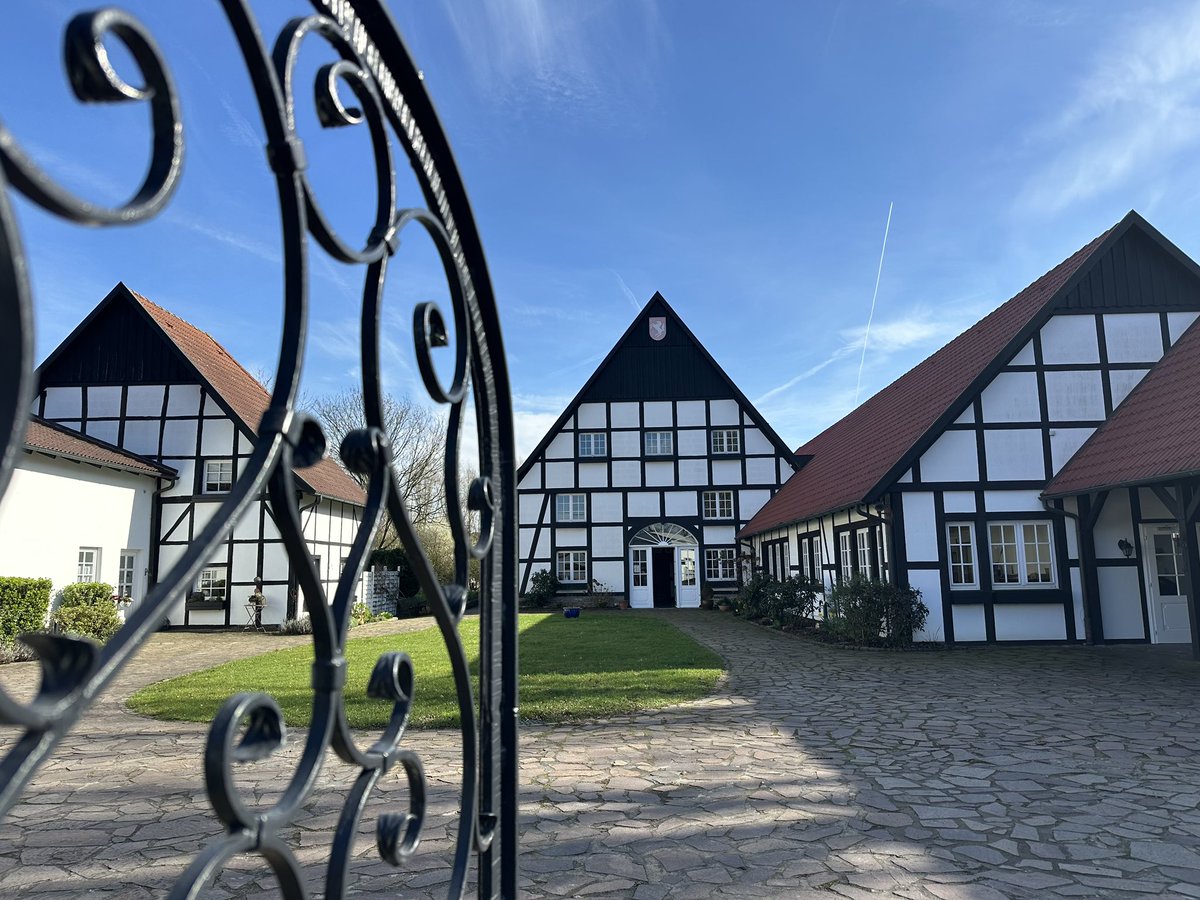 VDS_weltweit's tweet image. An diesem Wochenende ist der Tag der Architektur. Der Sprachhof in Kamen öffnet seine Tore - kommt gern vorbei und schaut euch an, was wir alles innen und außen umgebaut haben. Wir haben am Samstag und Sonntag von 10-16 Uhr für euch geöffnet. #TdA
vds-ev.de/mitteilungen/s…
