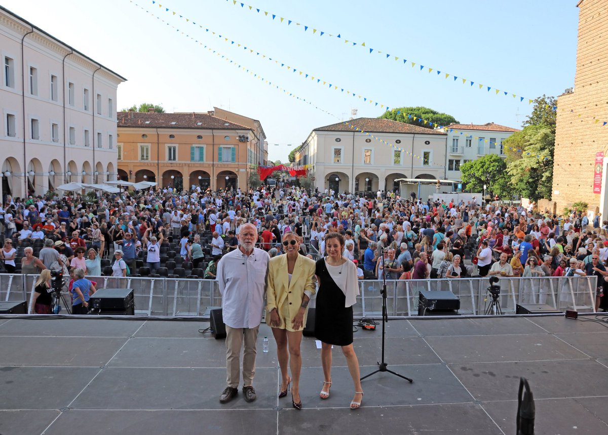 Grazie Malika Ayane per averci fatto iniziare la mattina nel migliore dei modi ❤️🌅

Gli appuntamenti con il #CaterRaduno continuano! Rimanete sintonizzati su #RaiRadio2 e sul canale 202 ✨