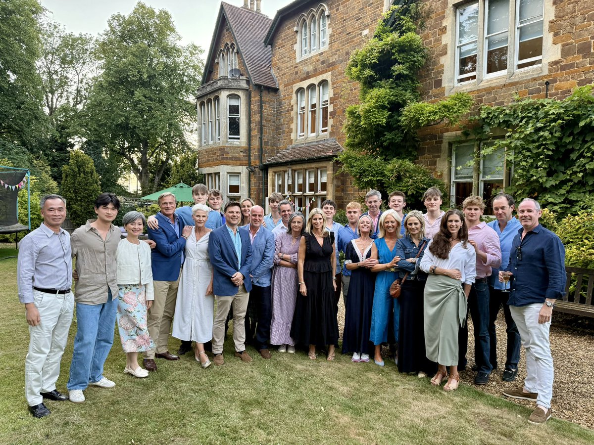 So lovely to host all the Upper 6th and their parents for a final dinner in house! #UppinghamFircroft🟢🟡