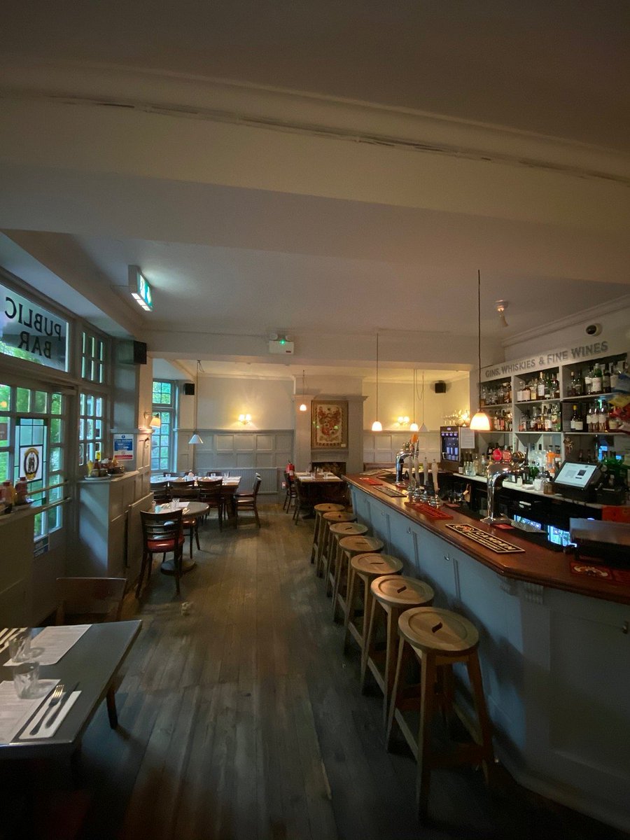 GBbooze's tweet image. The Red Lion &amp;amp; Sun, North Road, #Highgate N6 🍻
There has been a public house on this site since the 16th Century. This building dates from the 1920s and was built in the Elizabethan style.