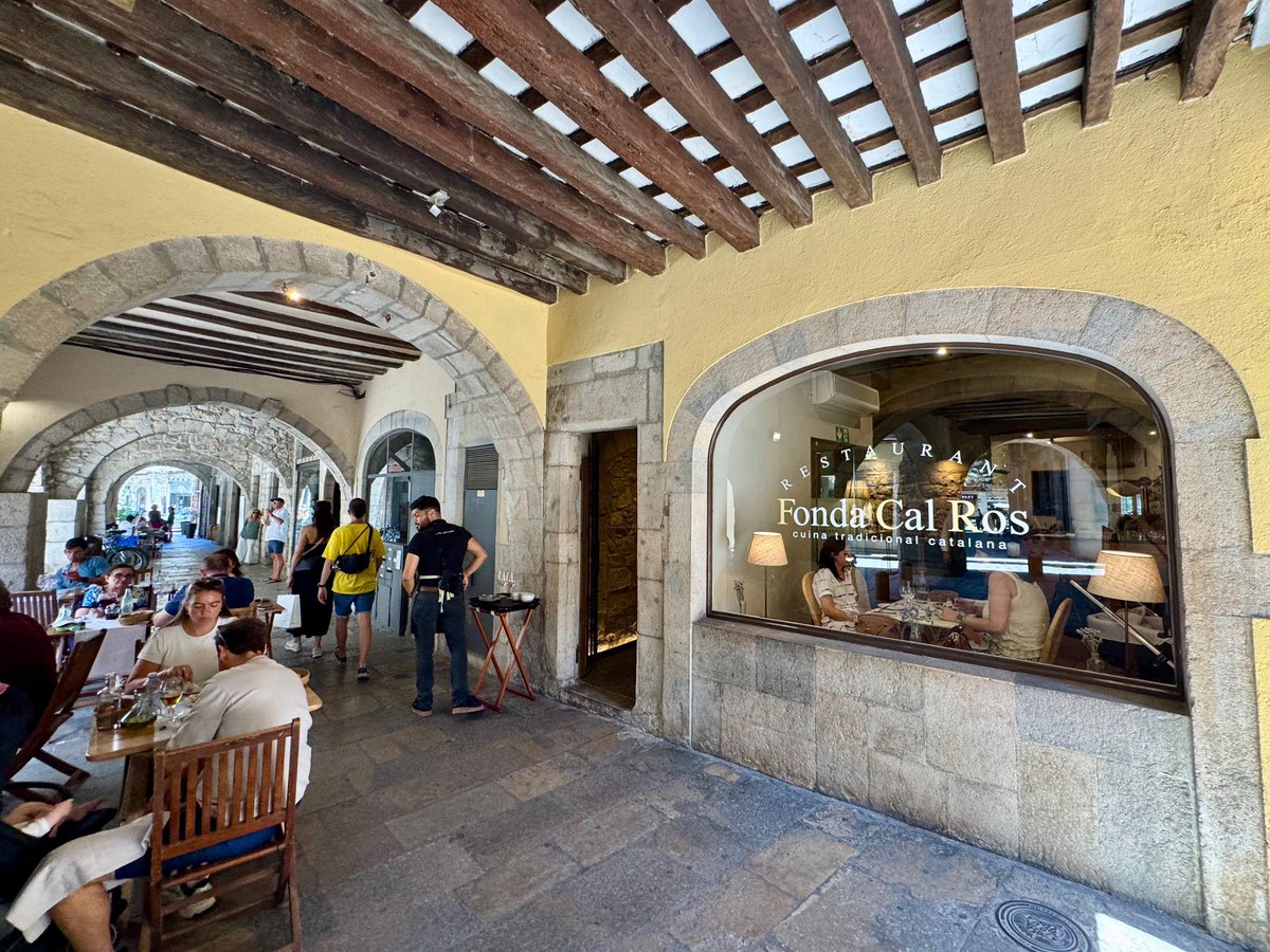 alcaldegi's tweet photo. 🍽👩‍💻Els restaurants i les empreses amb segell gironí també formen part de la identitat de la nostra ciutat. Ahir vaig poder visitar dos projectes -un de comunicatiu i un de gastronòmic- que recentment han fet un pas endavant i han redoblat la seva aposta per la nostra ciutat.

🫂Benvinguts, @IglesiesA i la nova Fonda Cal Ros (@elstinars) a la vostra nova casa.