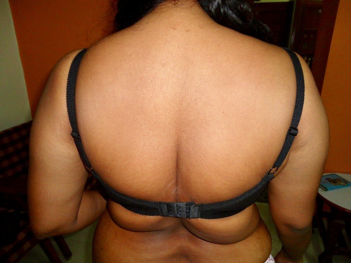 Mature sexy back in black bra 😋😋😋