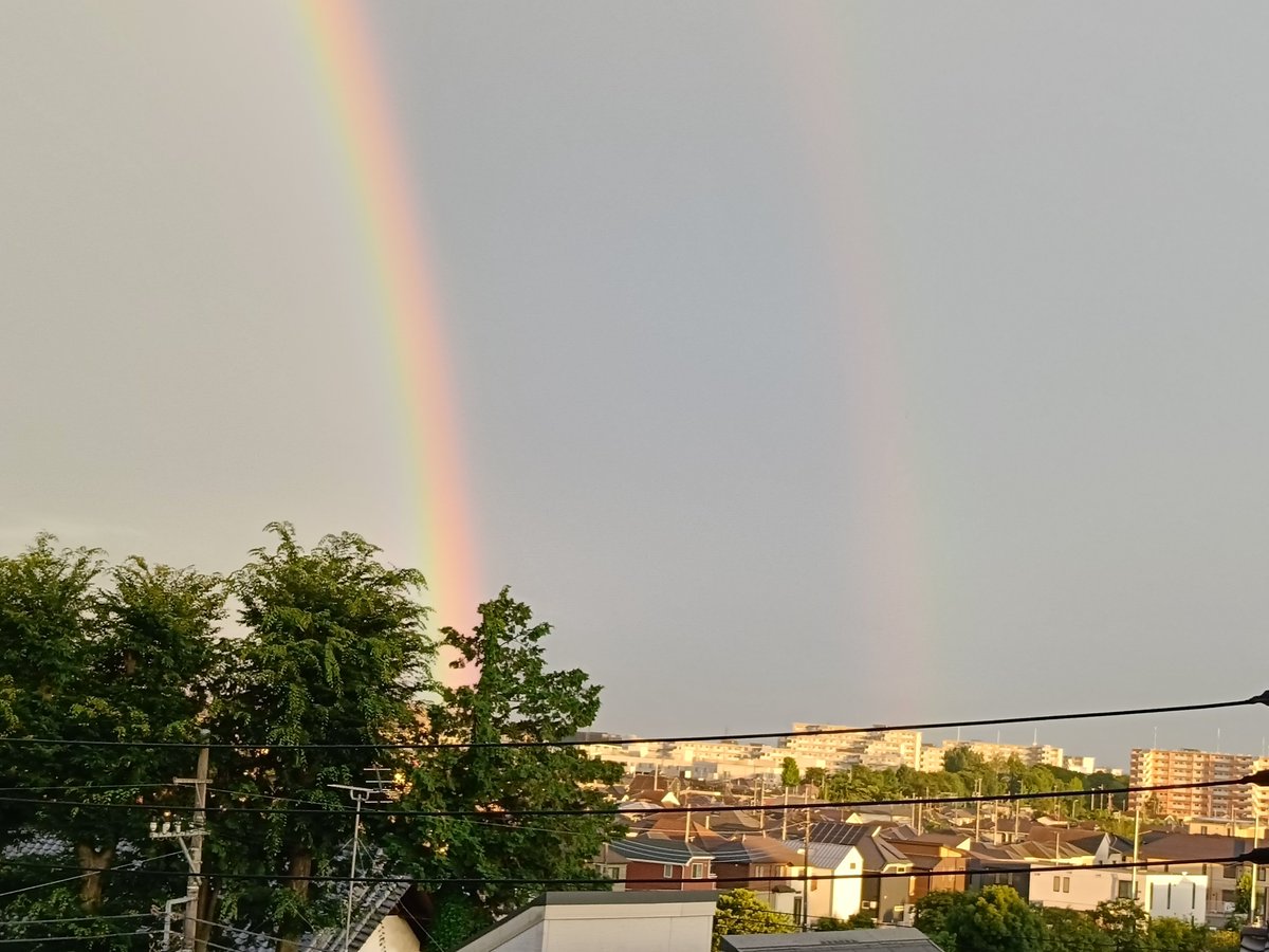 ytakaesu's tweet photo. 昨日の夕方、我が家から東の方、東京都心方向に虹が、それもダブルで架かっていました。ダブルレインボーは珍しいと思うので、皆さんとシェアーします。
皆さんのお宅からも見えましたか。 https://t.co/AEYR594OaP