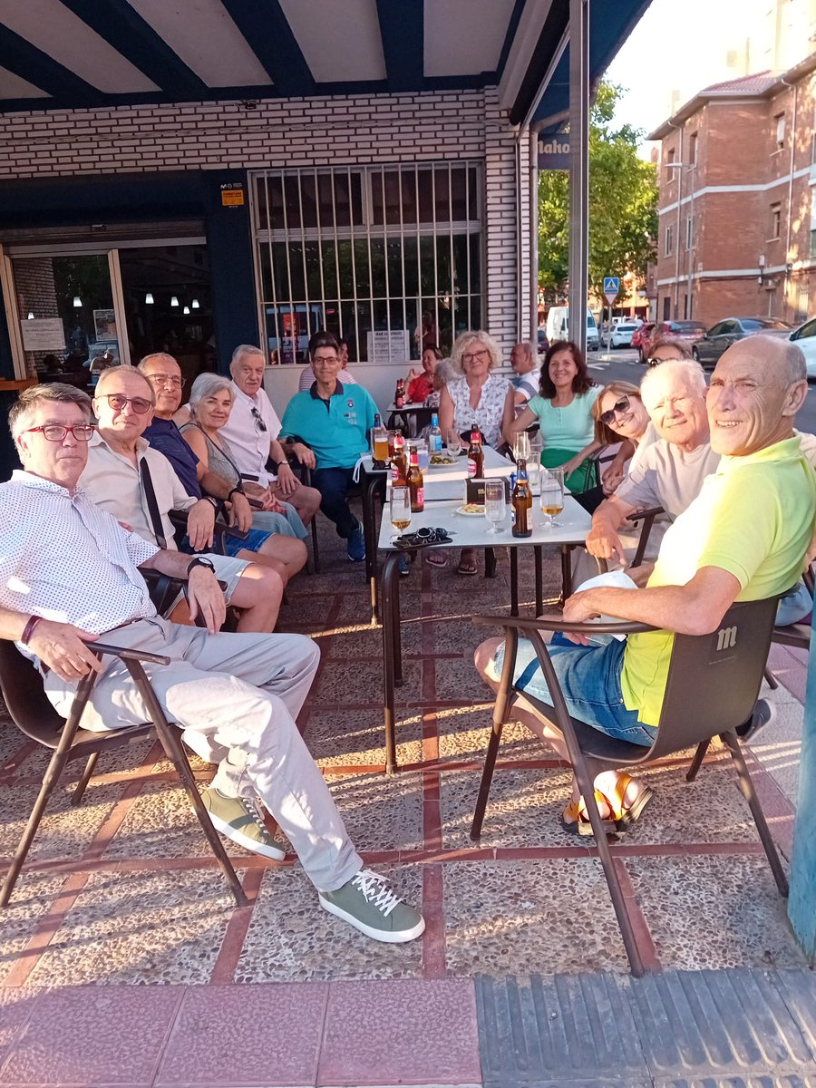 Nueva quedada, nuevxs amigxs. Momentos para la charla animada y para seguir construyendo un proyecto de vida en común.
#cohousingsenior
#viviendascolaborativas