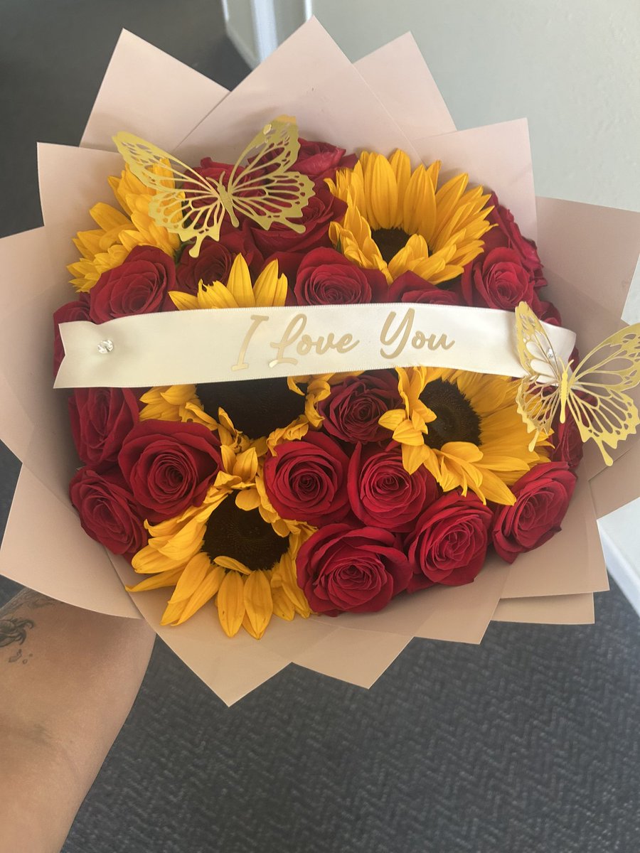 softjohnjo's tweet photo. Okay, okay…. but do you guys put as much effort as I do when giving your girl flowers😌 https://t.co/pV2yXzLDtz