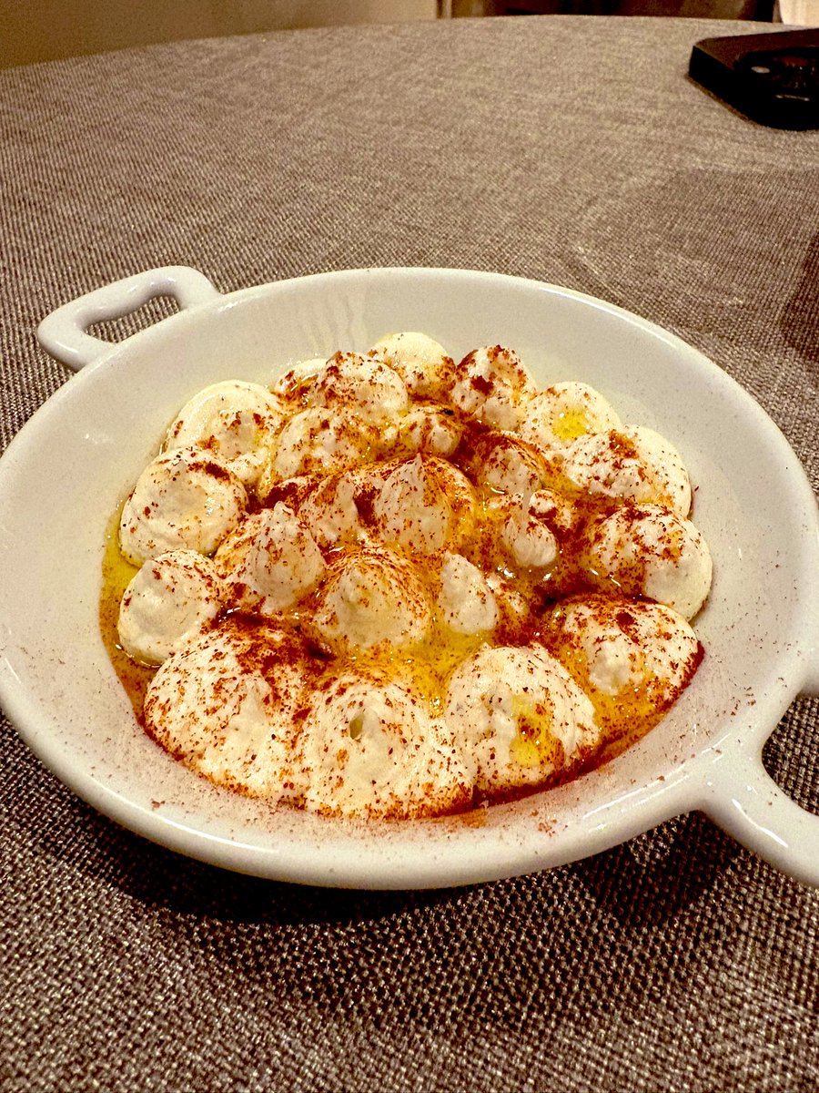 No Existe, es un restaurante pequeño abierto en mayo, en Húmera-Pozuelo. Carta corta, medias raciones ricas. En la cocina un ex Lakasa y en sala Alberto - ex Robuchon. Carta de vinos hecha por MAMillan con mucho vino por copa y jerez. Pista de <a href="/cook_obsession/">cook_obsession</a> ❤️ Muy recomendable.