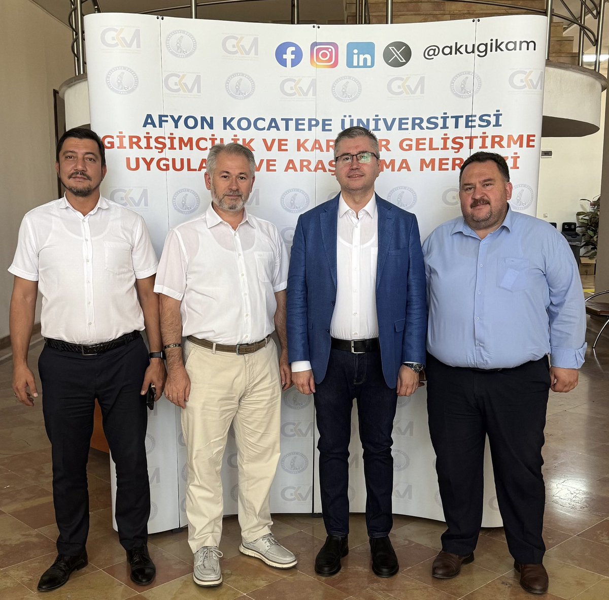 Bilgi İşlem Daire Başkanı R. Sami ÇINAR, İdari ve Mali İşler Daire Başkanı Hasan DÜZGÜN, Sağlık, Kültür ve Spor Daire Başkanı Gürbüz BIDIK merkezimize müdür olarak atanan Prof. Dr. Fikret YAMAN’a tebrik ziyaretinde bulundu. Nazik ziyaretleri için teşekkür ederiz. 
<a href="/FikretYAMAN03/">Fikret YAMAN</a>