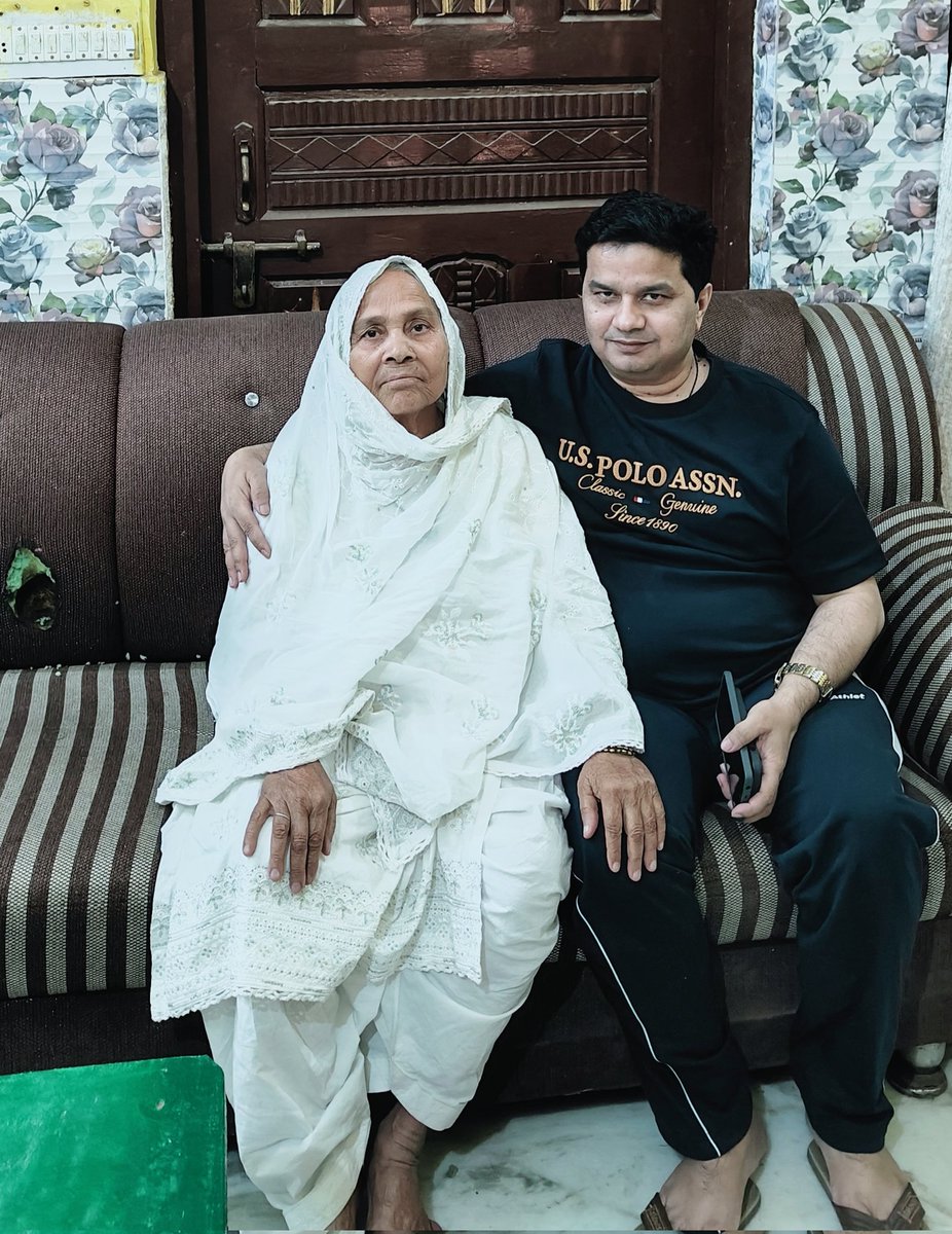 मांगने पर जहाँ पूरी हर मन्नत होती है , 
माँ के कदमों में ही तो वो जन्नत होती है !!

मेरी माँ इस वक्त थोड़ा बीमार चल रही है आप सभी साथियों से दुआओं की अपील है !!